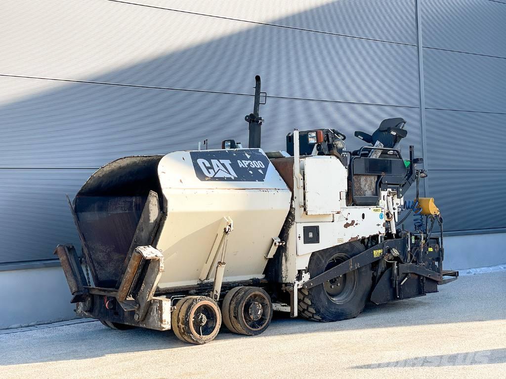 CAT AP300 Asfaltudlæggere
