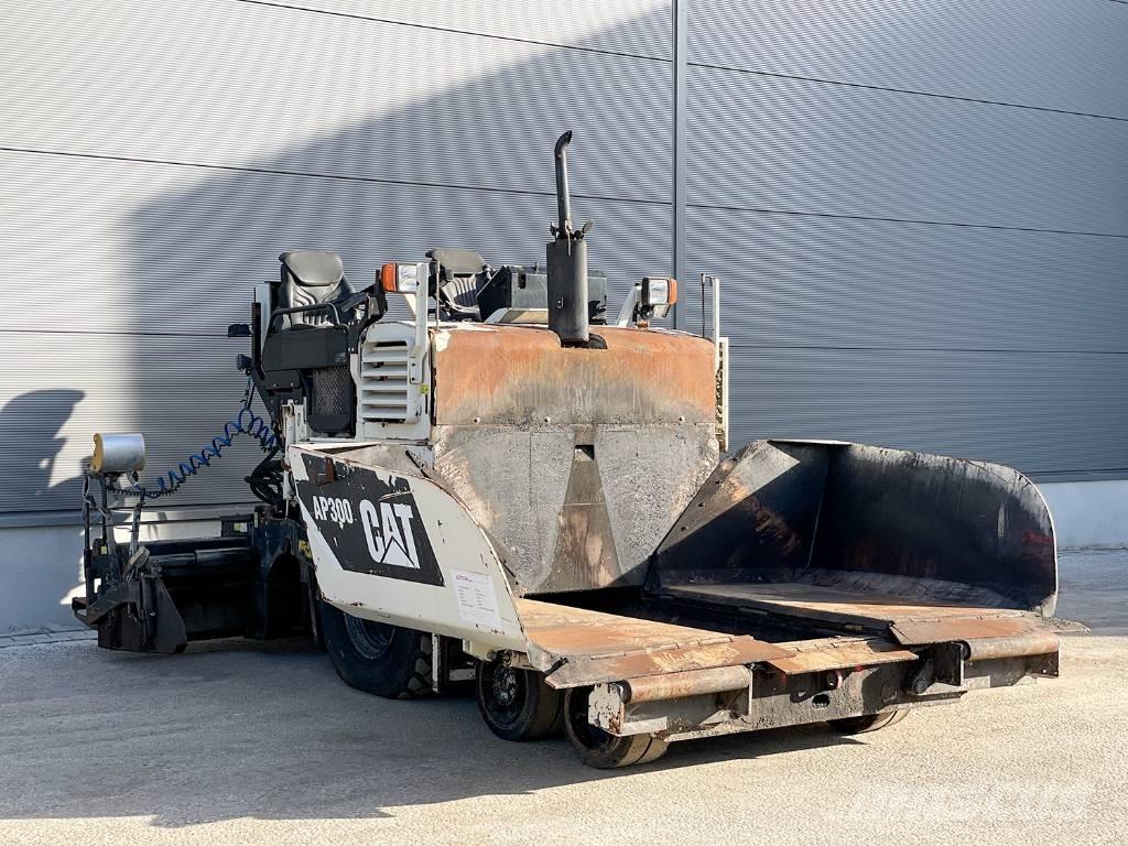 CAT AP300 Asfaltudlæggere