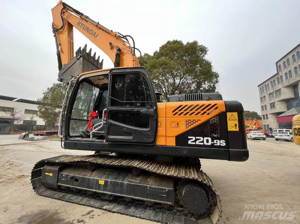 Hyundai R220-9S Gravemaskiner på hjul