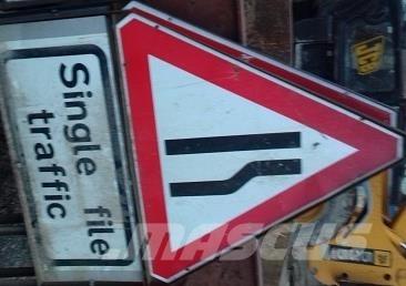  VARIOUS ROAD SIGNS Entreprenør - Andet