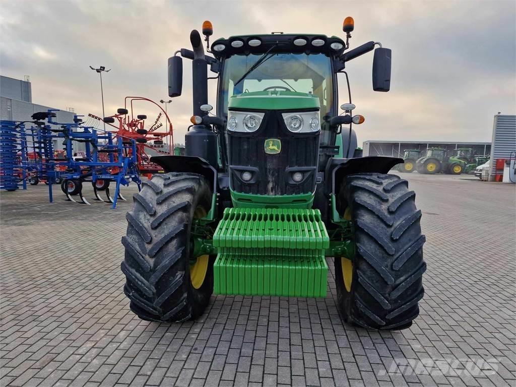 John Deere 6215R Traktorer