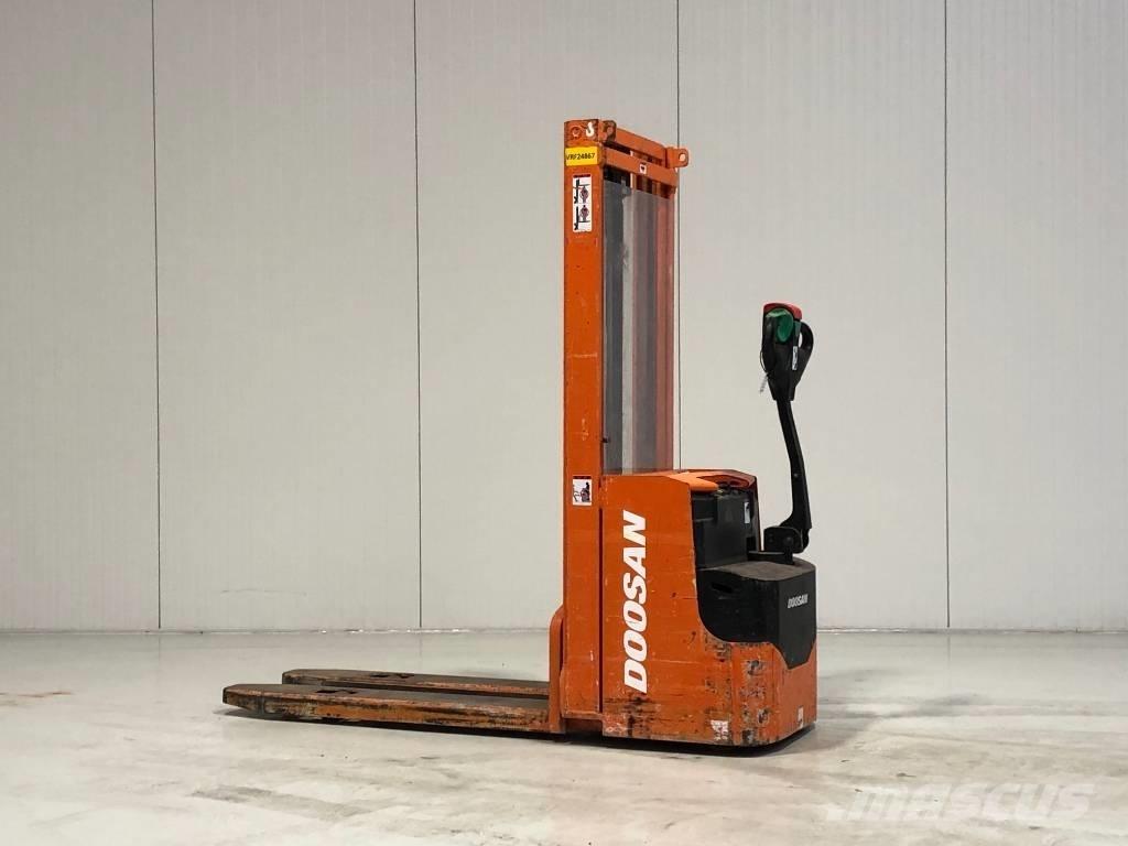 Doosan LEDS12.5C Gaffelstabler med gående fører