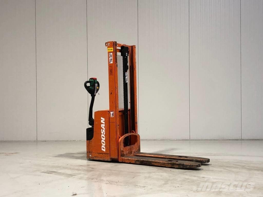 Doosan LEDS12.5C Gaffelstabler med gående fører