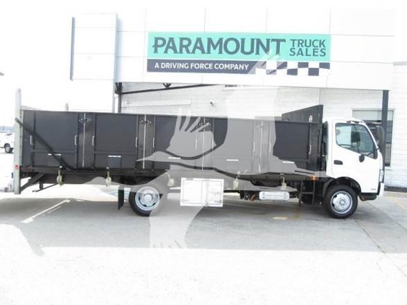 Hino 195 Lastbil med lad/Flatbed