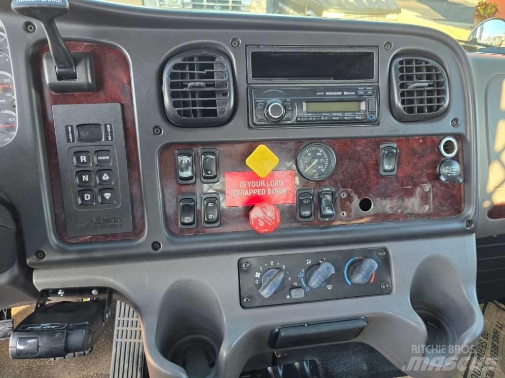Freightliner M2 106 Lastbil med lad/Flatbed