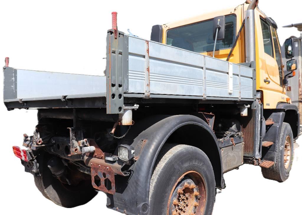 Unimog U400 Lastbil med lad/Flatbed