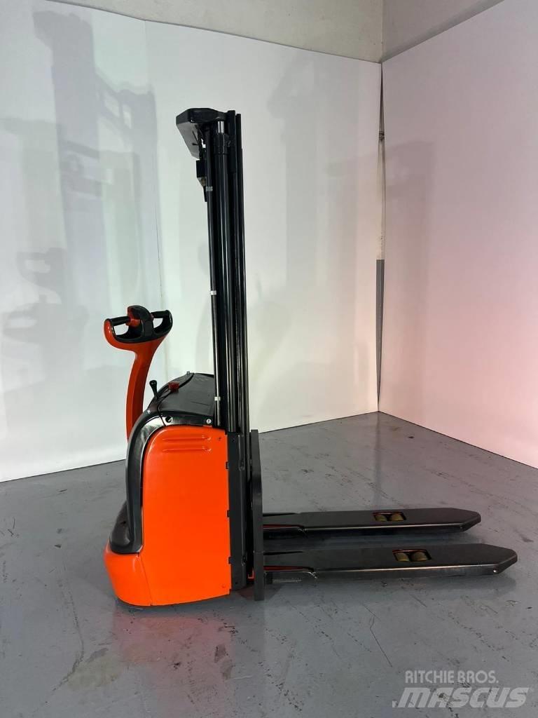 Linde L10 Gaffelstabler med gående fører