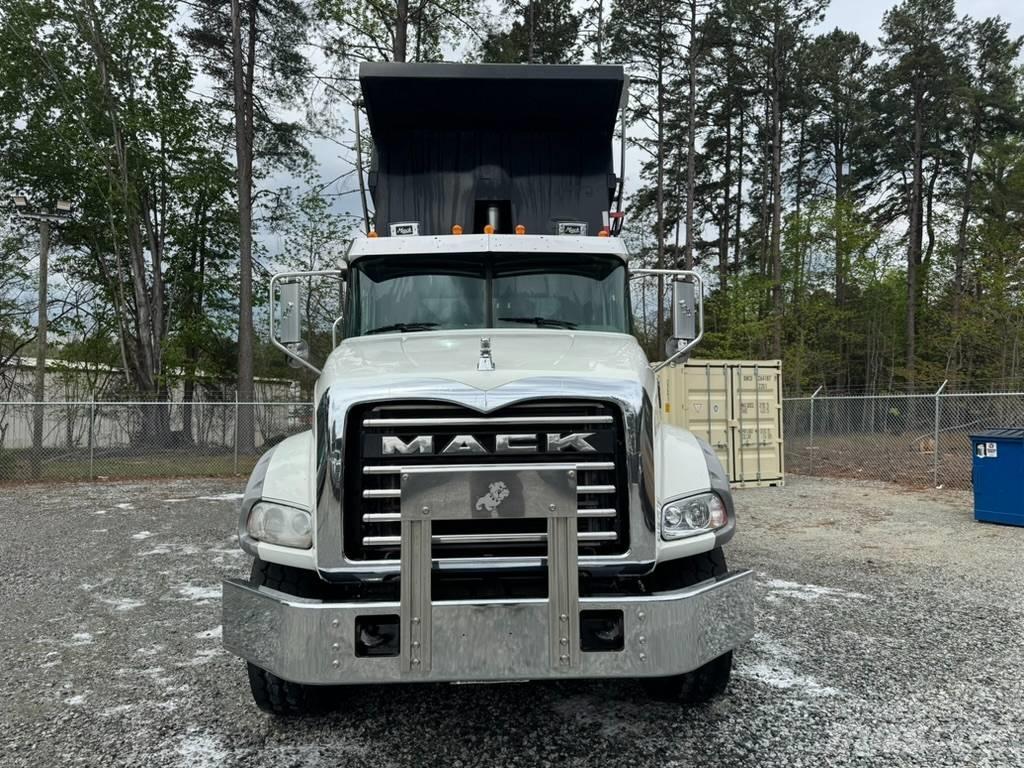 Mack GU813 Lastbiler med tip