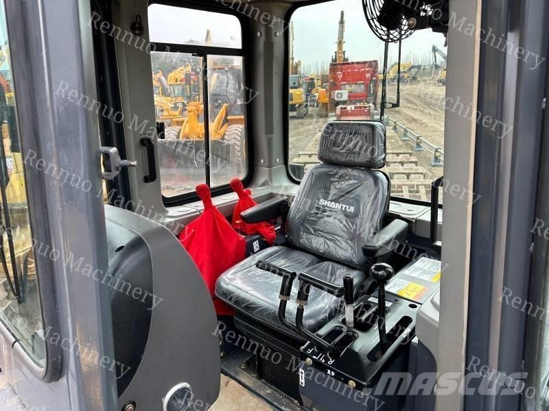 Shantui SD 16 Bulldozer på larvebånd
