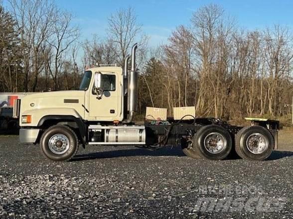 Mack CL733 Trækkere