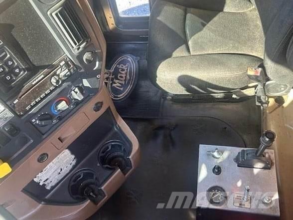 Mack GRANITE GU713 Lastbiler med tip