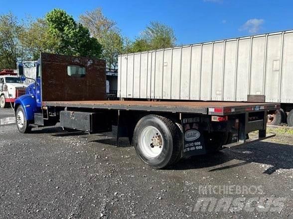 Peterbilt 330 Lastbil med lad/Flatbed