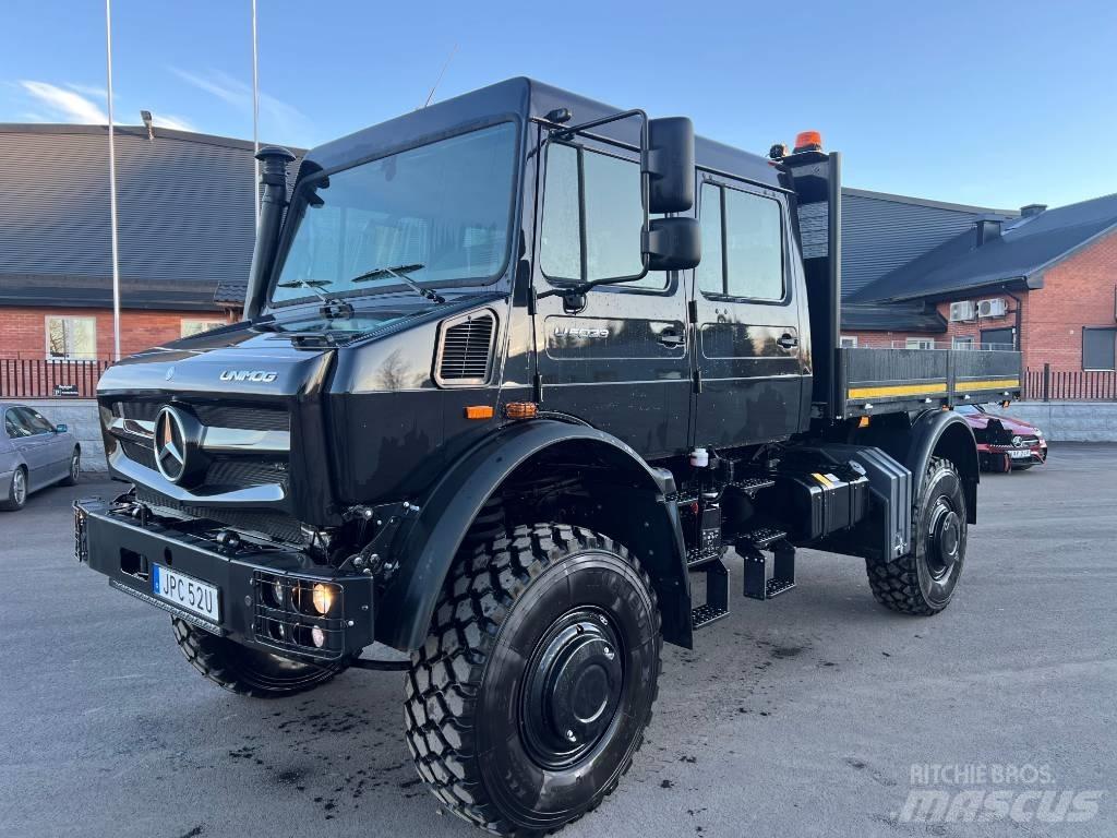 Mercedes-Benz Unimog Lastbil med lad/Flatbed
