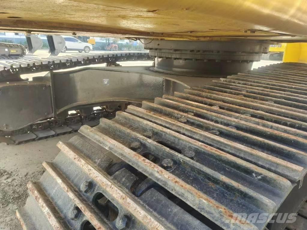 Komatsu PC 220 Gravemaskiner på larvebånd