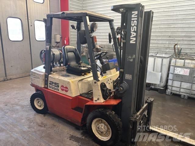 Nissan UJ02 A 25 U LPG gaffeltrucks