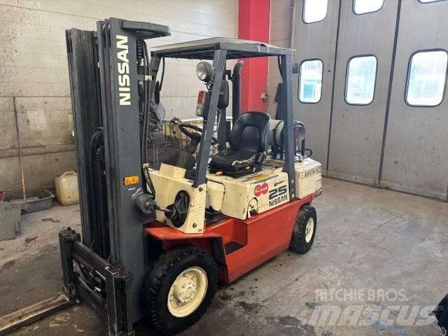 Nissan UJ02 A 25 U LPG gaffeltrucks