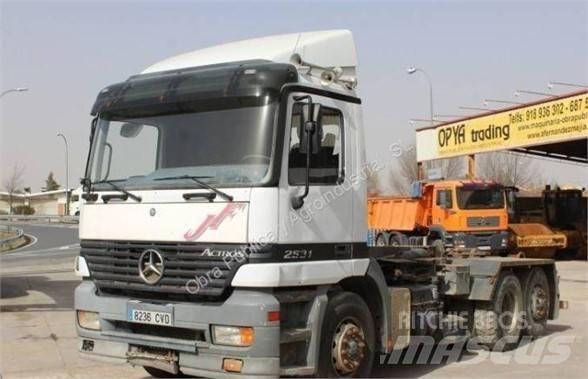 Mercedes-Benz 2531 Lastbiler med containerramme / veksellad