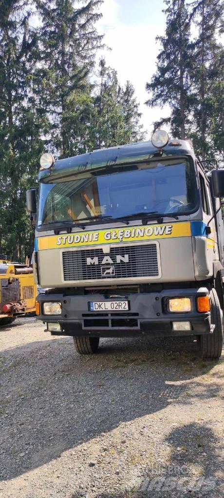 MAN 26.422 Lastbil med lad/Flatbed