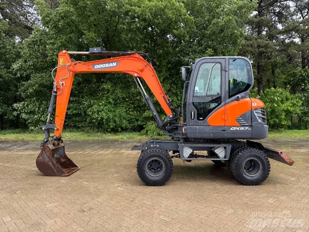 Doosan DX 57 W Gravemaskiner på hjul