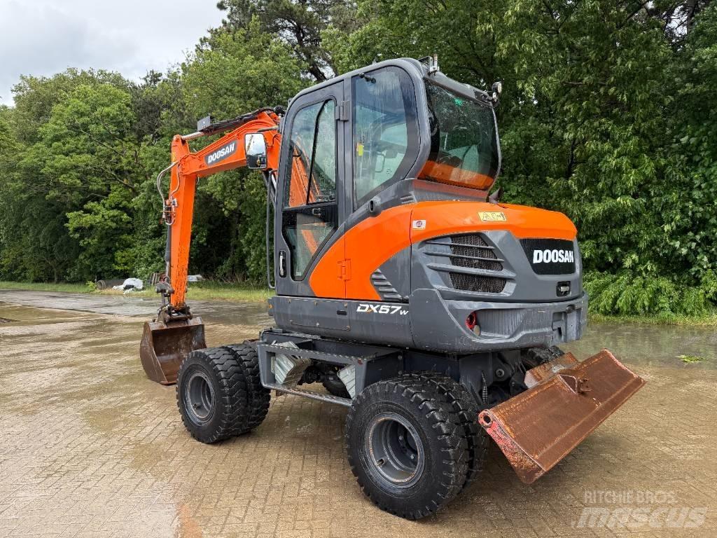 Doosan DX 57 W Gravemaskiner på hjul