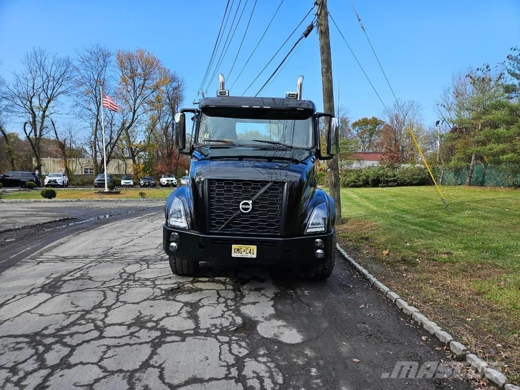 Volvo VNX 64 T300 Lastbil med lad/Flatbed