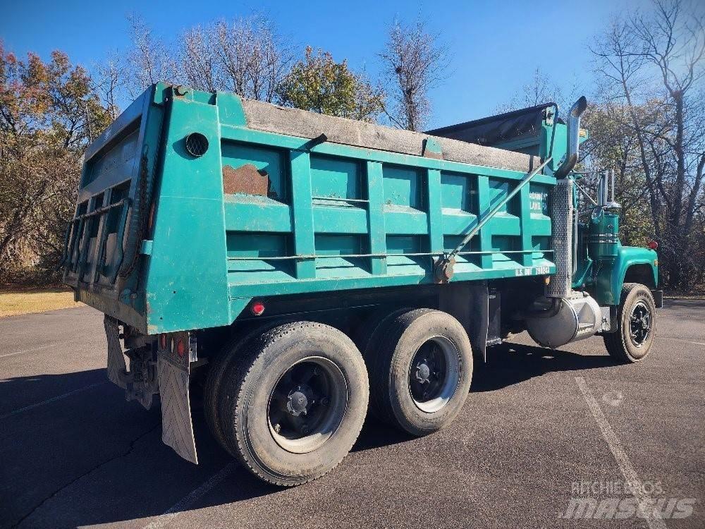 Mack 690S Lastbiler med tip