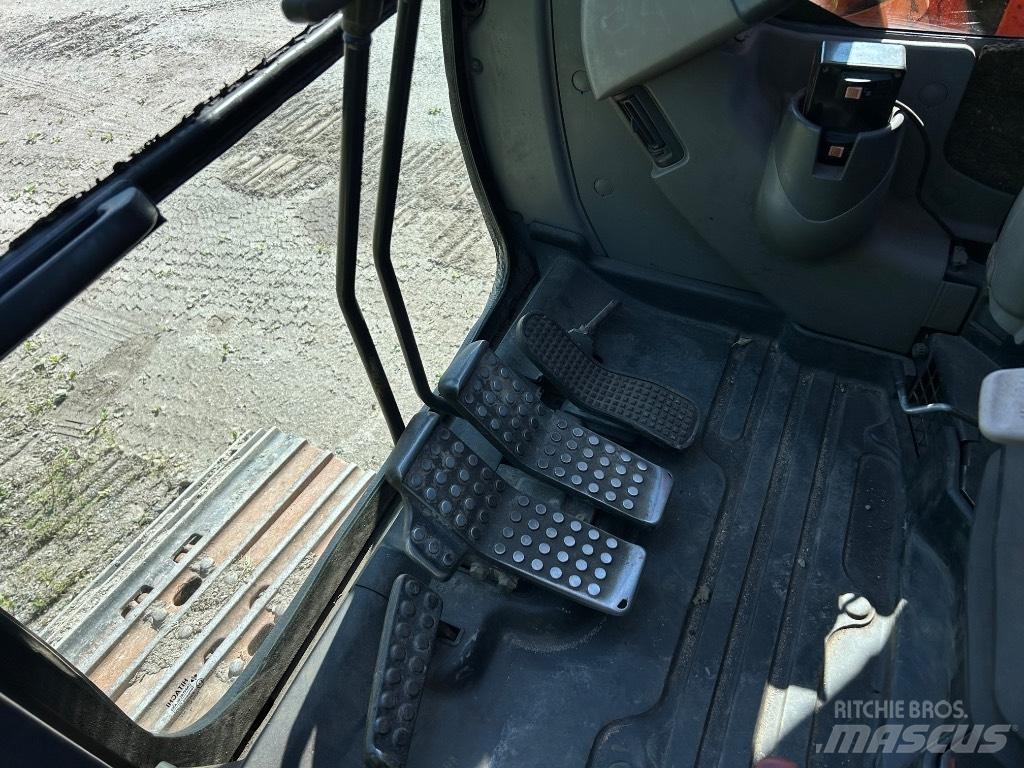 Hitachi ZX 135 US Gravemaskiner på larvebånd