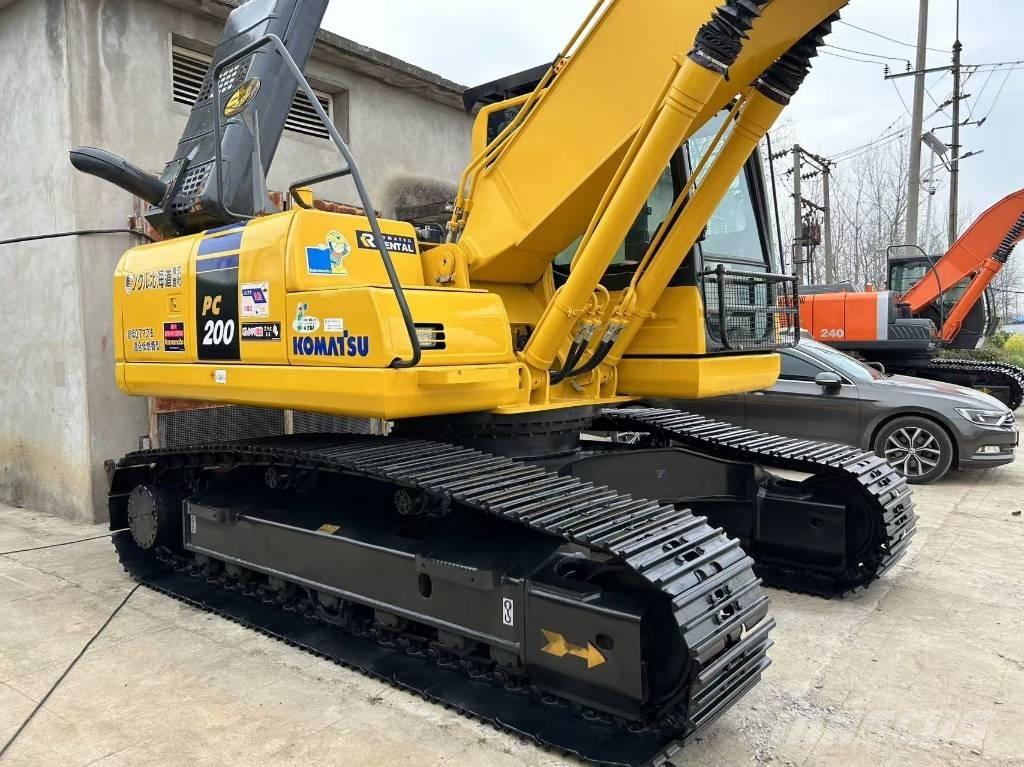 Komatsu 200 Gravemaskiner på larvebånd