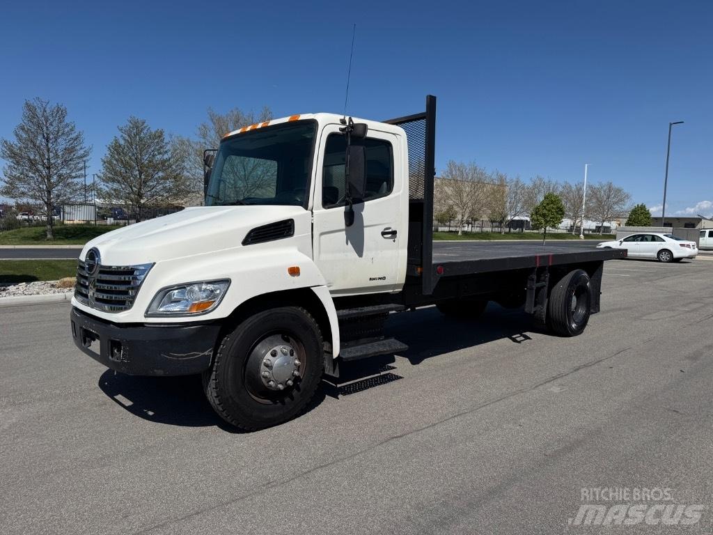 Hino 268 Lastbil med lad/Flatbed