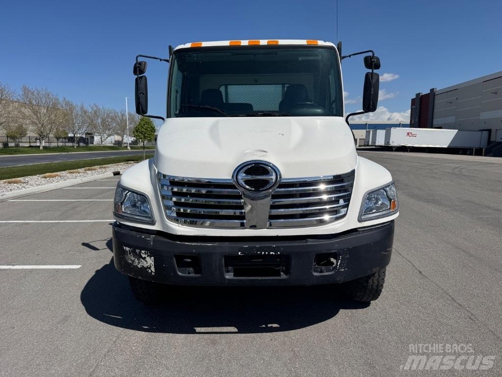 Hino 268 Lastbil med lad/Flatbed