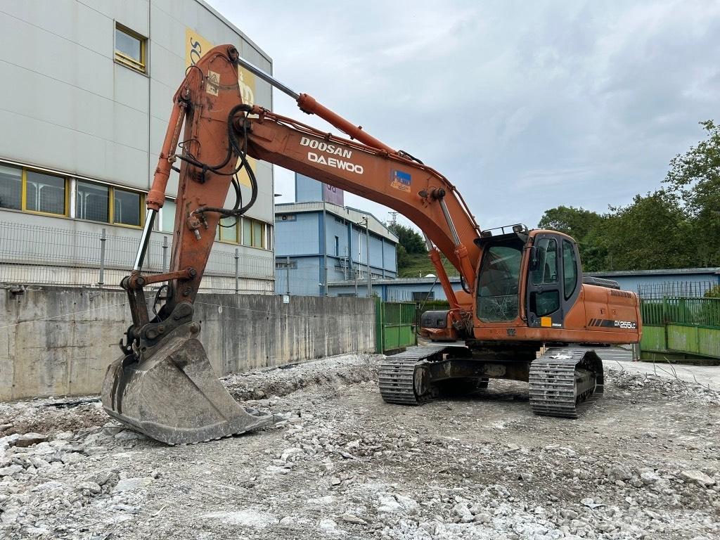 Doosan DX 255 LC Gravemaskiner på larvebånd