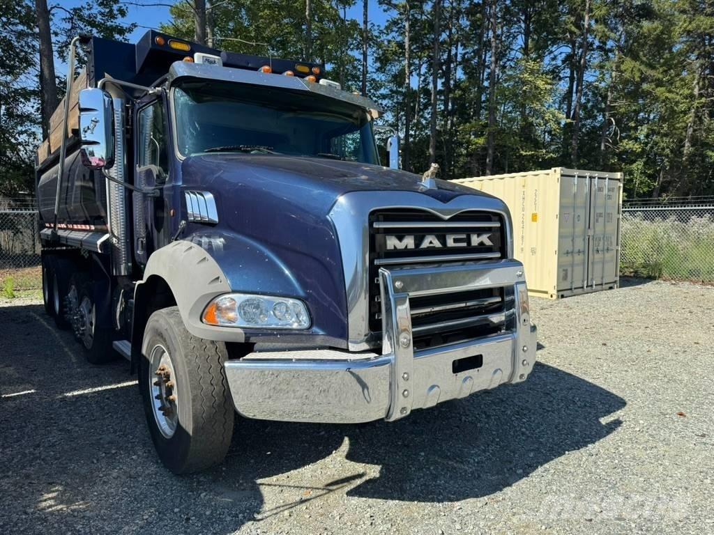 Mack GU813 Lastbiler med tip