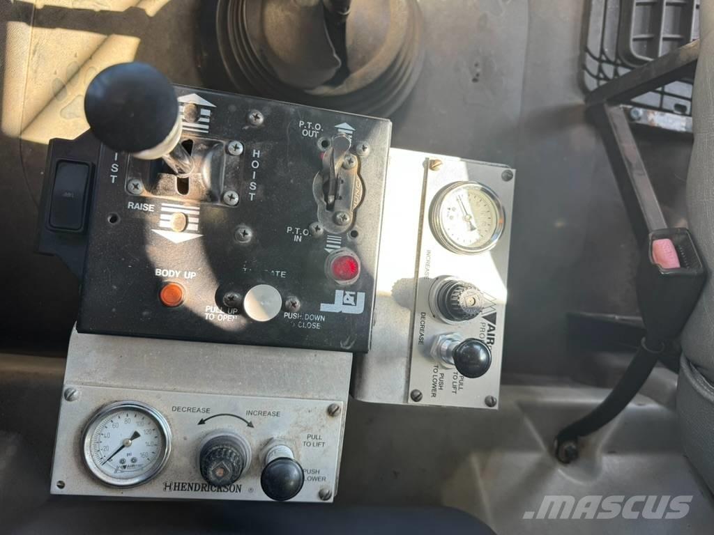 Mack GU813 Lastbiler med tip