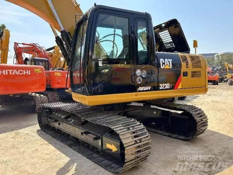 CAT 323 D Gravemaskiner på larvebånd