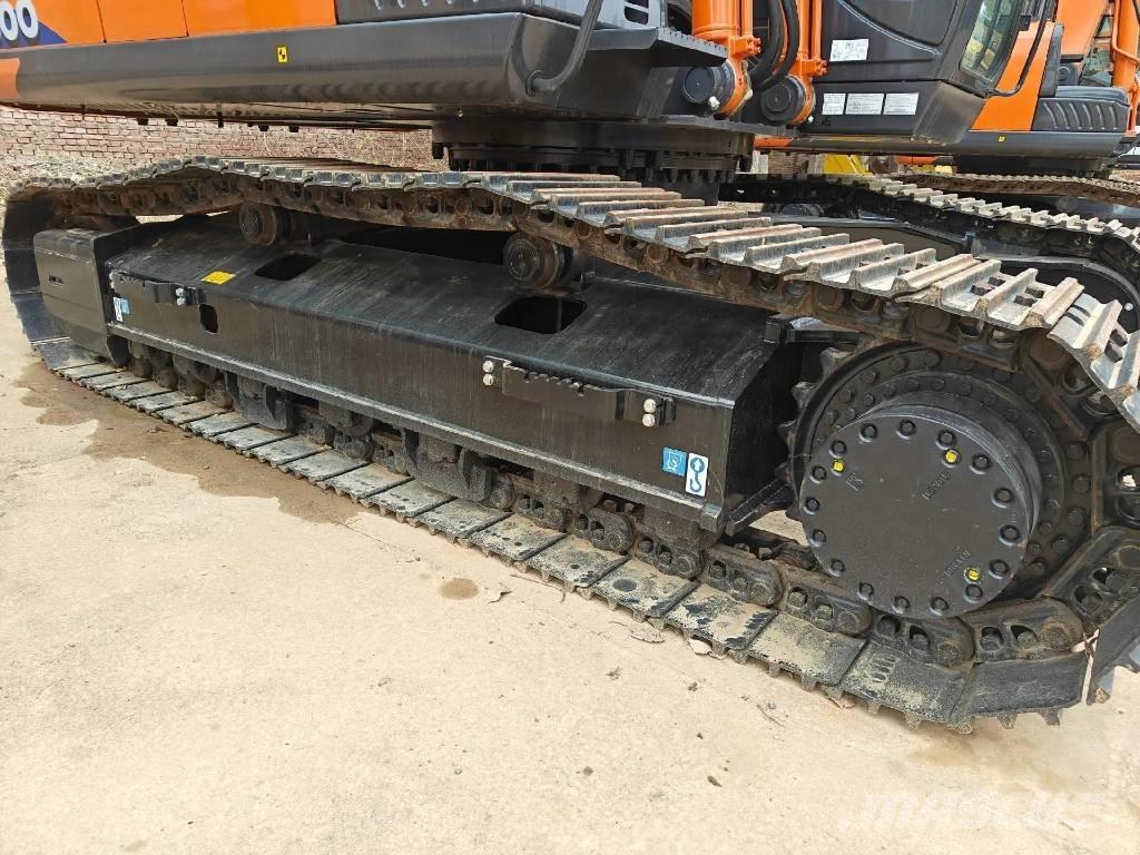 Hitachi ZX300 Gravemaskiner på larvebånd