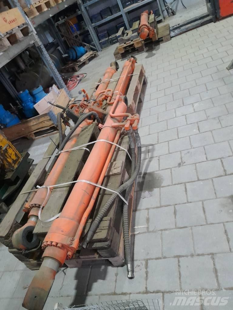 Hitachi ZX 210 Gravemaskiner på larvebånd