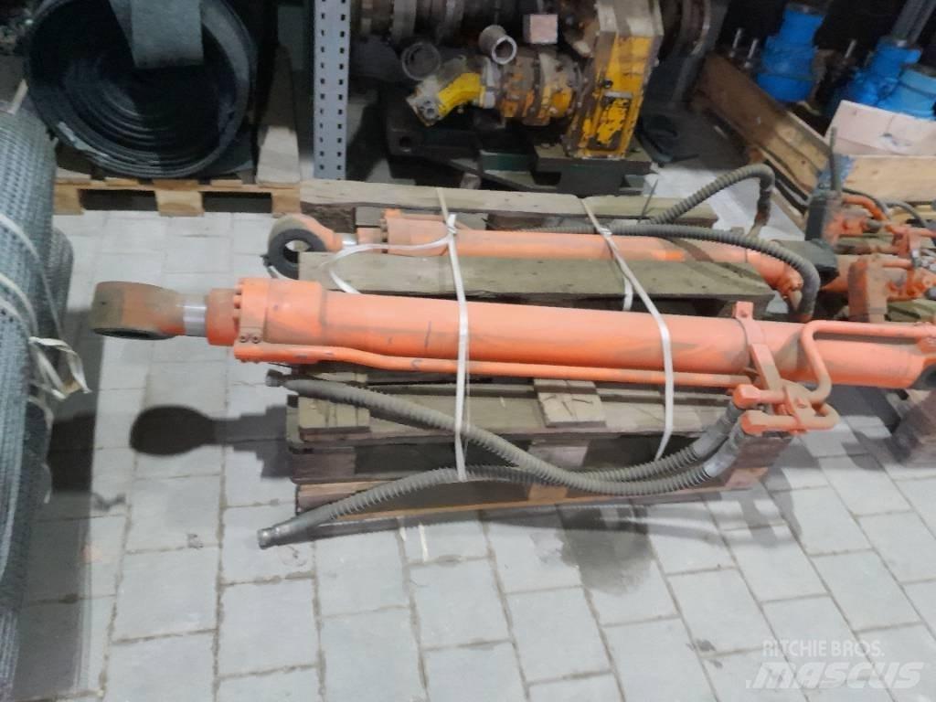 Hitachi ZX 210 Gravemaskiner på larvebånd