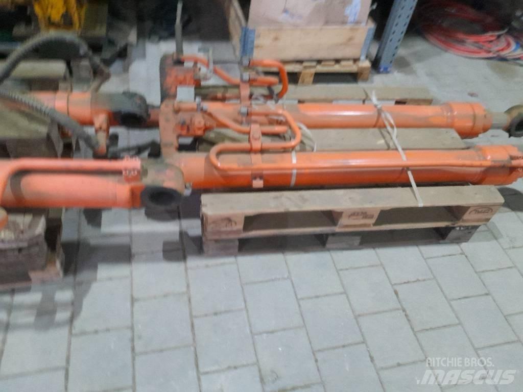 Hitachi ZX 210 Gravemaskiner på larvebånd