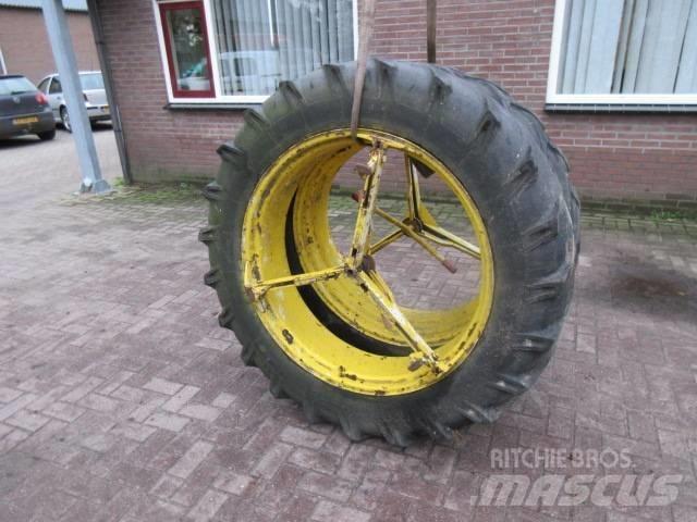 Vredestein 12.4/38 Hjul, Dæk og Fælge