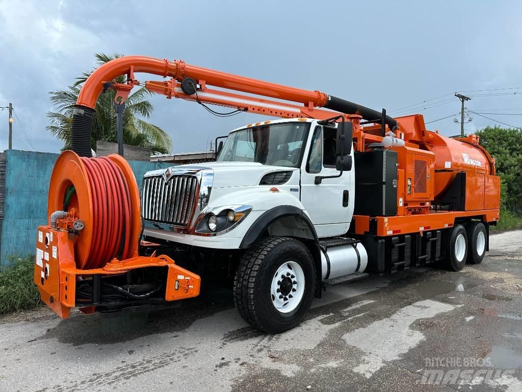 International 7400 Slamsuger
