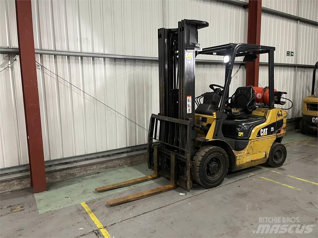 CAT GP25NT LPG gaffeltrucks