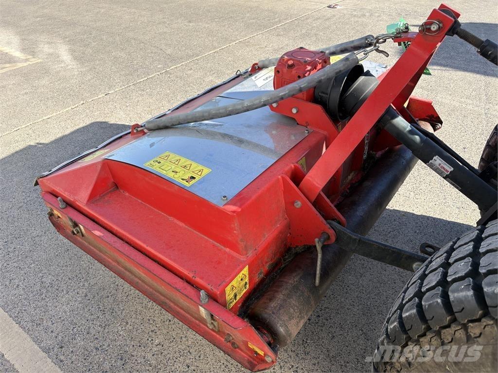 Trimax Striker 150 Monterede og efterspændte slåmaskiner