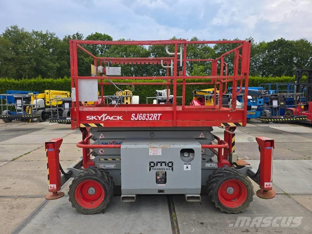 SkyJack SJ 6832 RT Saxlifte