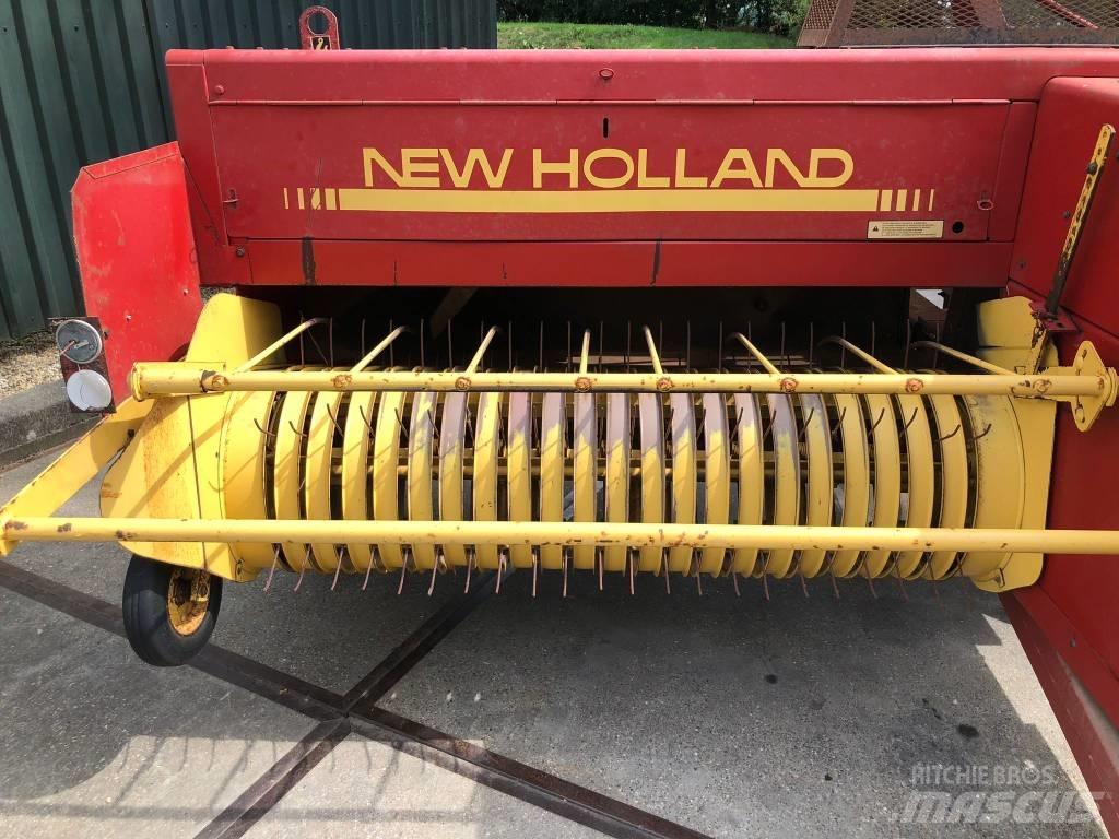 New Holland 570 Pressere til firkantede baller
