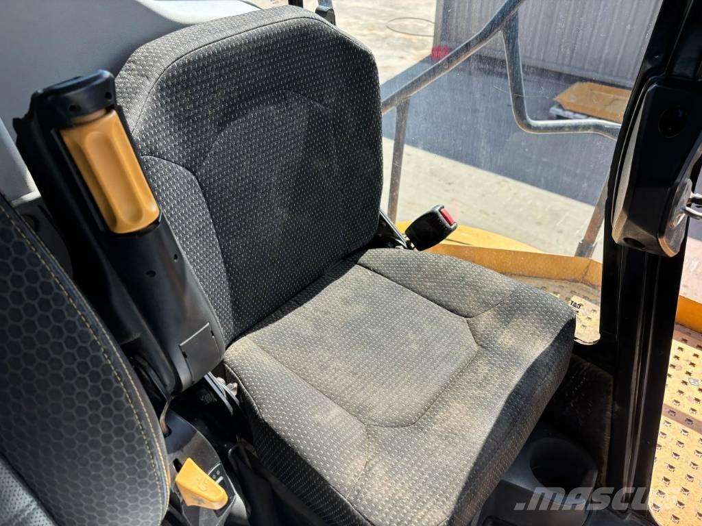 CAT 745 04A Terrængående lastbiler