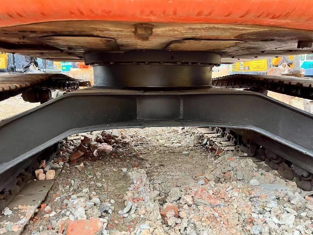 Hitachi ZX 135 US Gravemaskiner på larvebånd