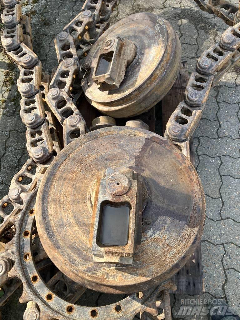 Komatsu 240 Gravemaskiner på larvebånd