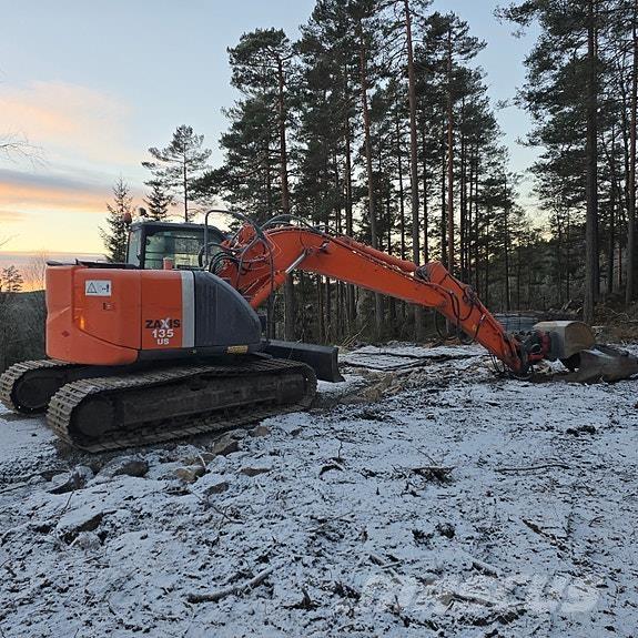 Hitachi ZX135US-3 Gravemaskiner på larvebånd
