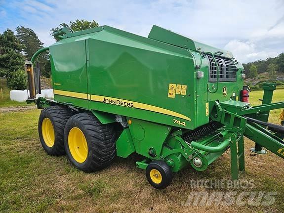 John Deere 744 Rundballe-pressere