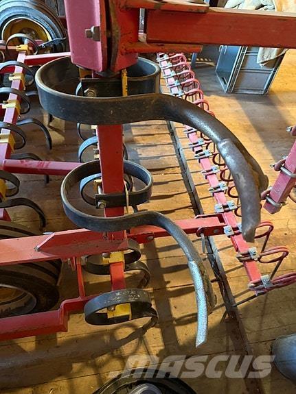   Andre jordbearbejdningsmaskiner og andet tilbehør